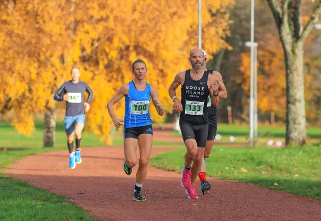 åland marathon löpare fin höstdag