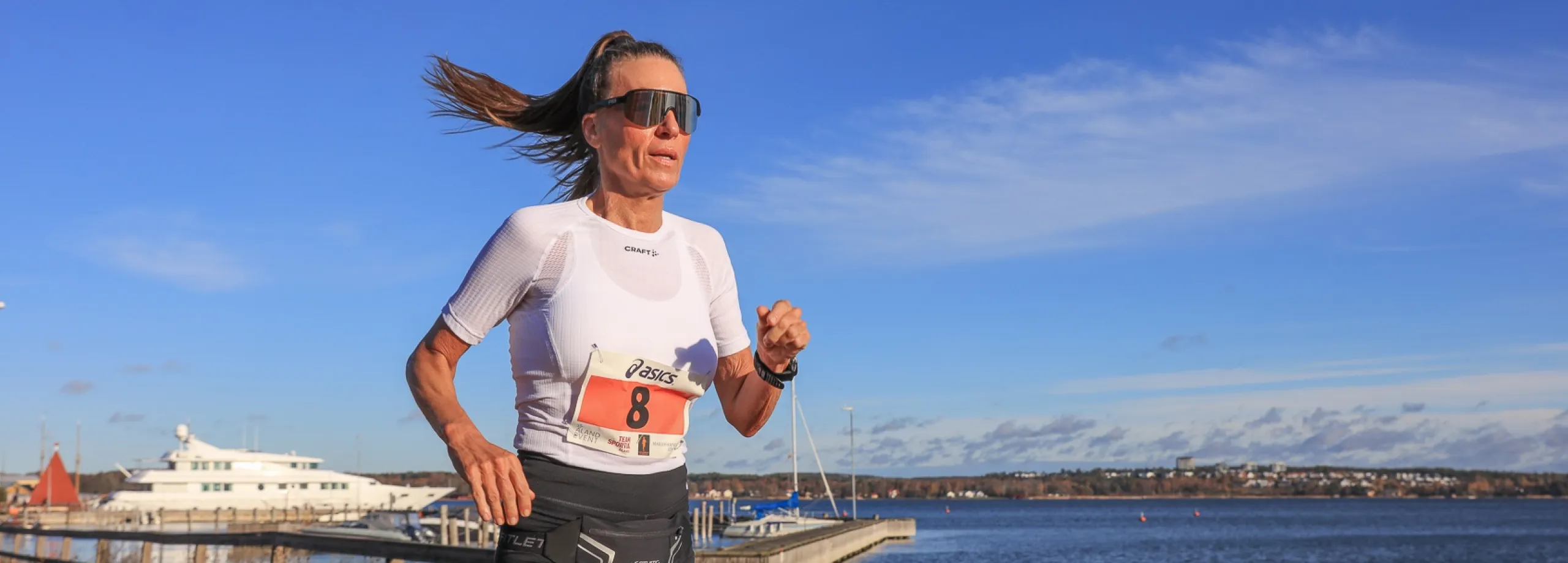 kvinnlig maratonlöpare vid Slemmern