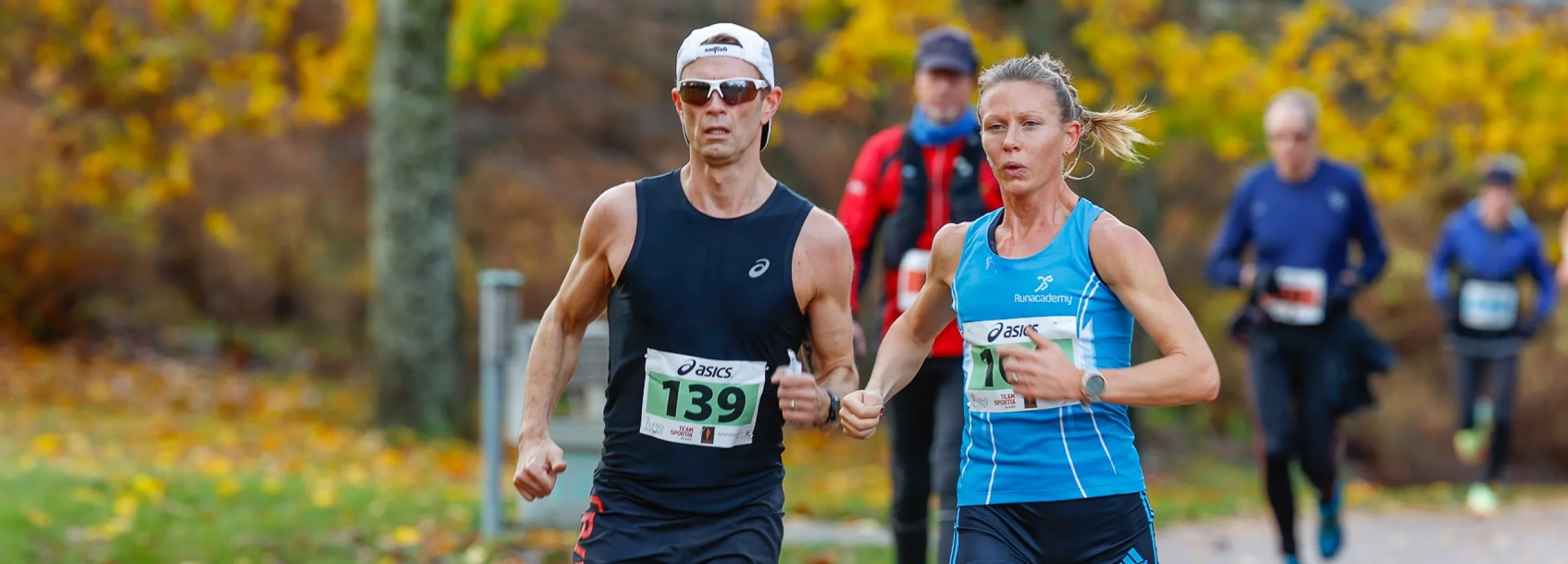 två marathonlöpare springer snabbt